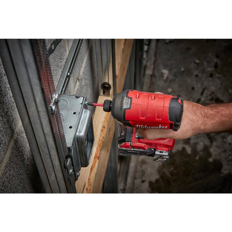 Milwaukee M18 FUEL SURGE 18V Lithium-Ion Brushless Cordless 1/4 in. Hex Impact Driver Kit con M12 Clavadora de Pines y Batería de 2.0 Ah - 2760-22-2540-20-48-11-2420
