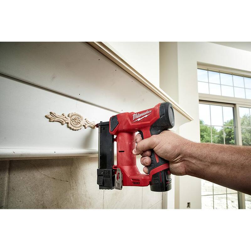 Milwaukee M18 FUEL SURGE 18V Lithium-Ion Brushless Cordless 1/4 in. Hex Impact Driver Kit con M12 Clavadora de Pines y Batería de 2.0 Ah - 2760-22-2540-20-48-11-2420