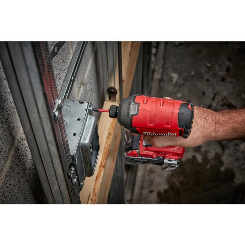 Kit de destornillador de impacto sin escobillas Milwaukee M18 FUEL SURGE de 18V, con batería de iones de litio, 1/4 de pulgada, y un atornillador de paneles de yeso M18 - 2760-22-2866-20.