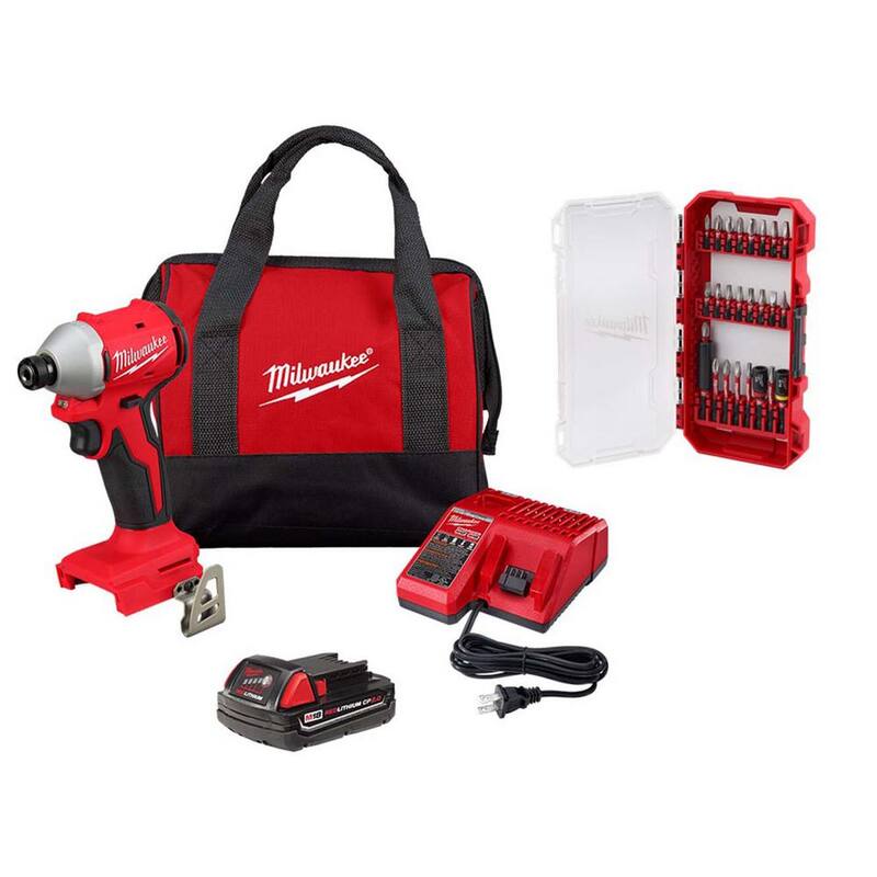 Juego de destornillador de impacto inalámbrico compacto Milwaukee M18 18V Lith-Ion con motor sin escobillas con una batería de 2.0 Ah, cargador y juego de puntas (25 piezas) - 3650-21P-48-32-4095.