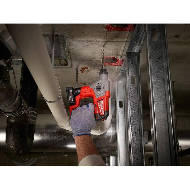 Juego de martillo rotativo Milwaukee M12 FUEL de 12V con tecnología de iones de litio sin escobillas de 5/8 de pulgada SDS-Plus con luz LED de inundación M12 - 2416-21XC-2364-20.