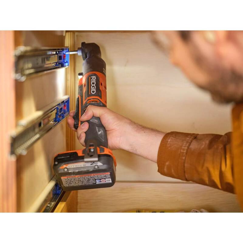 RIDGID 18V Atornillador de impacto angular derecho subcompacto sin escobillas con batería de 2.0 Ah y cargador - R87730B-AC9302