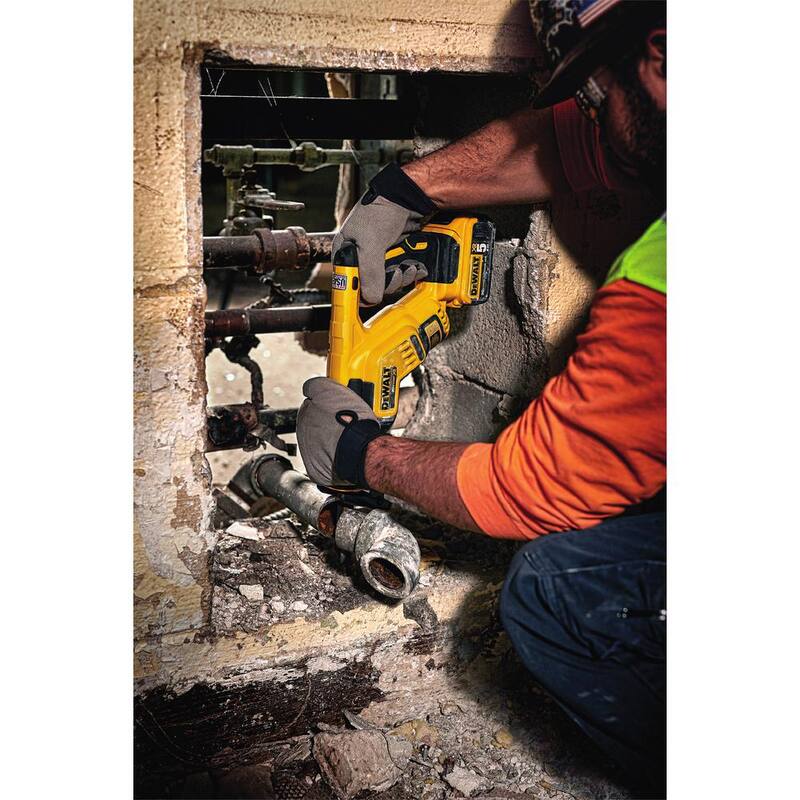 Si, claro. El título traducido sería: Sierra de Sable Compacta Inalámbrica sin Escobillas DEWALT 20V MAX y Batería de Iones de Litio 20V MAX 4.0Ah - DCS367BW204