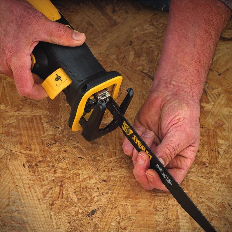 Sierra reciprocante compacta inalámbrica sin escobillas DEWALT 20V MAX XR con batería de iones de litio 20V MAX XR 5.0Ah, cargador y bolsa de kit - DCB205CKWCS367B.