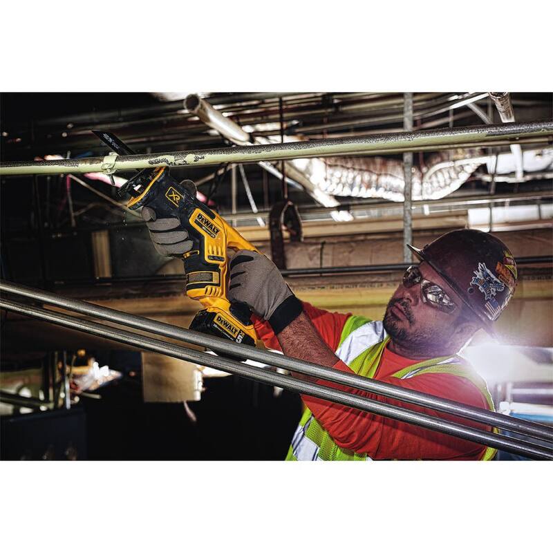 Sierra reciproca compacta inalámbrica sin escobillas DEWALT 20V MAX XR, (1) Batería de iones de litio 20V 3.0Ah y Cargador 12V-20V MAX - DCS367BW230C