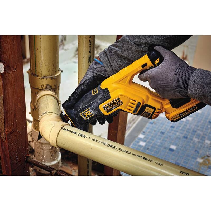 Sierra reciproca compacta inalámbrica sin escobillas DEWALT 20V MAX XR, (1) Batería de iones de litio 20V 3.0Ah y Cargador 12V-20V MAX - DCS367BW230C