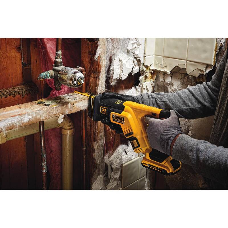 Sierra reciproca compacta inalámbrica sin escobillas DEWALT 20V MAX XR, (1) Batería de iones de litio 20V 3.0Ah y Cargador 12V-20V MAX - DCS367BW230C