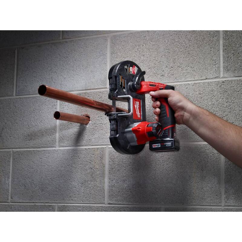 Si deseas la traducción sin la marca del producto, el título sería: "Kit de sierra de cinta subcompacta inalámbrica de 12V de ion de litio Milwaukee M12 con herramienta múltiple M12 - 2429-21XC-2426-20"