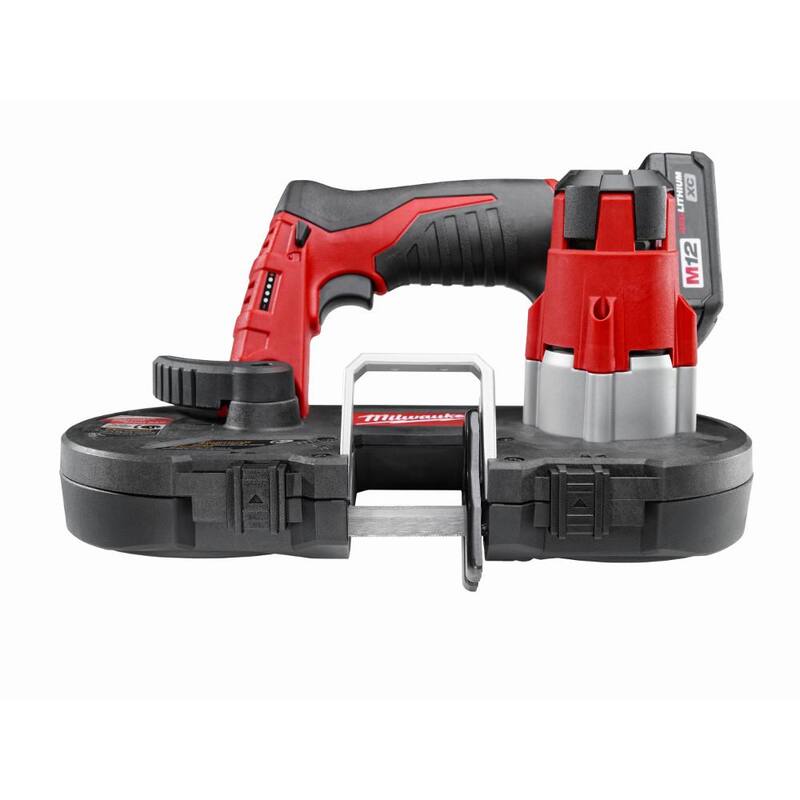 Si no hay alguna marca en el título, la traducción sería la siguiente:

Kit de sierra de banda subcompacta inalámbrica Milwaukee M12 12V de iones de litio con (1) paquete de batería de 3.0 Ah, cargador y herramienta rotativa M12 - 2429-21XC-2460-20
