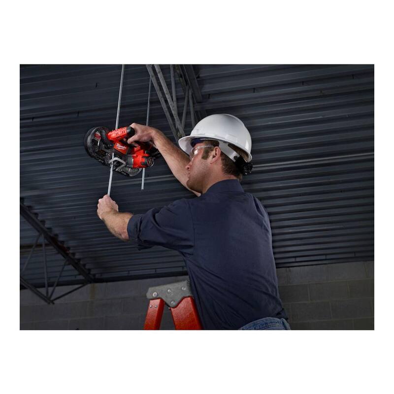 Sierra de cinta subcompacta inalámbrica de 12V de iones de litio Milwaukee M12 con (1) batería de 3.0 Ah, cargador y destornillador de impacto angular derecho M12 - 2429-21XC-2467-20.
