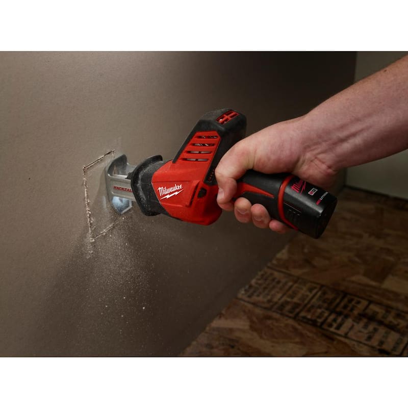 Milwaukee M12 12V Lithium-Ion HACKZALL Kit de Sierra de Sable Inalámbrica con Llave de Trinquete de 3/8 de pulgada M12 y Paquete de Batería XC de 6.0 Ah - 2420-21-2457-20-48-11-2460