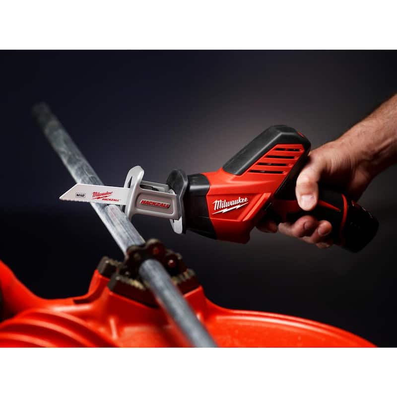 Milwaukee M12 12V Lithium-Ion HACKZALL Kit de Sierra de Sable Inalámbrica con Llave de Trinquete de 3/8 de pulgada M12 y Paquete de Batería XC de 6.0 Ah - 2420-21-2457-20-48-11-2460