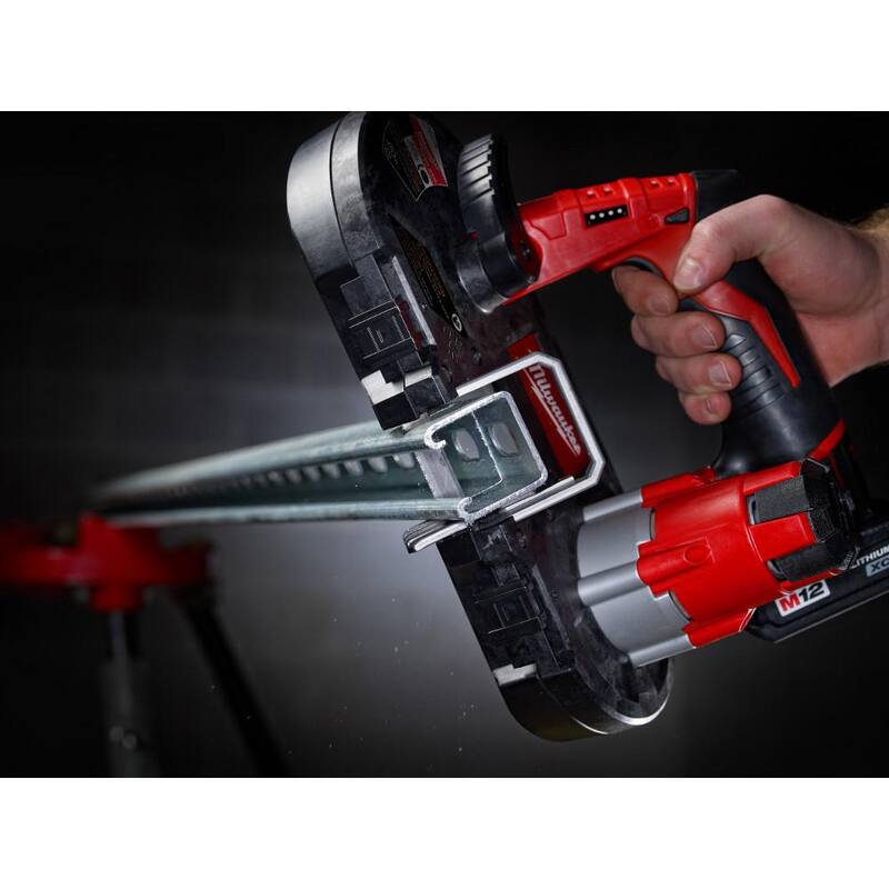Si no deseas traducir el nombre de la marca del producto, la traducción sería la siguiente:

- Kit de sierra de banda inalámbrica subcompacta Milwaukee M12 12V de iones de litio con (1) batería de 3.0 Ah, cargador y destornillador de impacto hexagonal M12 de 1/4 de pulgada - 2429-21XC- 2462-20.