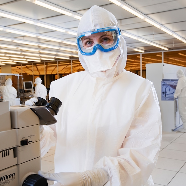 Kimtech Cleanroom Mask, Dual, Non-Adjustable Strap, Metal Nose Clip, White, M, 300 PK - 62484