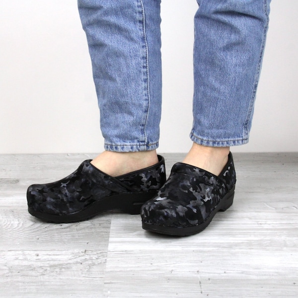 Sanita RAVENA Women's Closed Back Clog in Shimmery Grey Camo, Size 8.5-9, PR - 477916-002-40