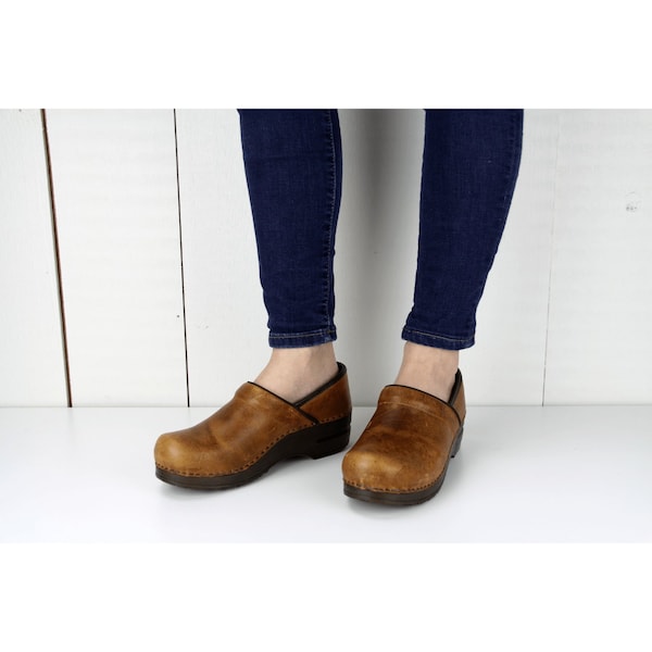 Sanita ERROLL Women's Distressed Leather Closed Back Clog in Cognac, Size 7.5-8, PR - 473506-015-39
