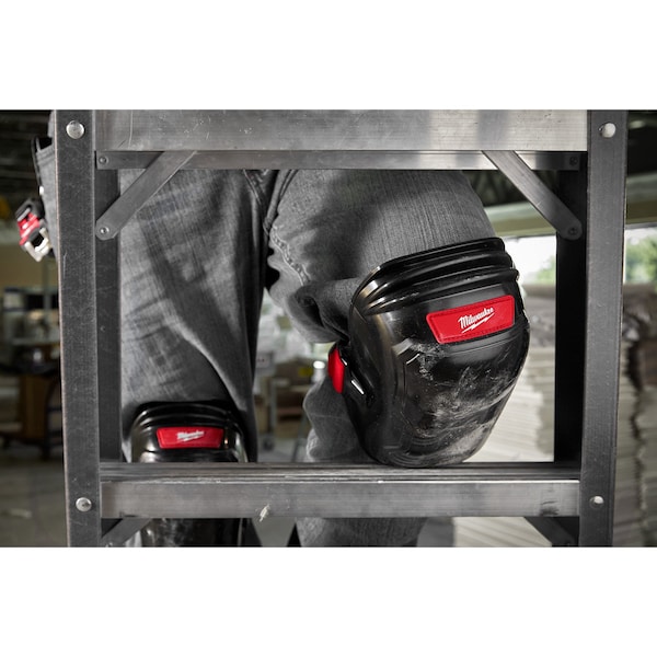 Milwaukee Tool Free-Flex Knee Pad, Flexible, Plastic Pad, Foam Cap, Buckle Closure, 1 Straps, Black/Red, Universal - 48-73-6000