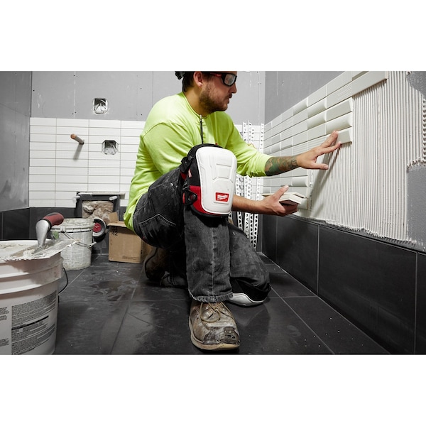 Milwaukee Tool Free-Flex Knee Pad, Flexible, Plastic Pad, Foam Cap, Buckle Closure, 1 Straps, Black/Red, Universal - 48-73-6000