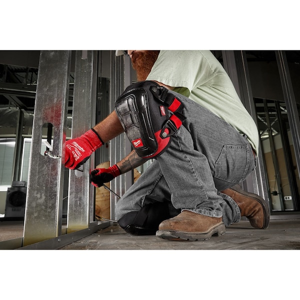 Milwaukee Tool Free-Flex Knee Pad, Flexible, Plastic Pad, Foam Cap, Buckle Closure, 1 Straps, Black/Red, Universal - 48-73-6000