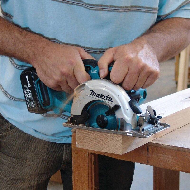 Sierra circular recortadora Makita 18V LXT de 5-3/8 pulgadas (Herramienta solamente) - XSS03Z