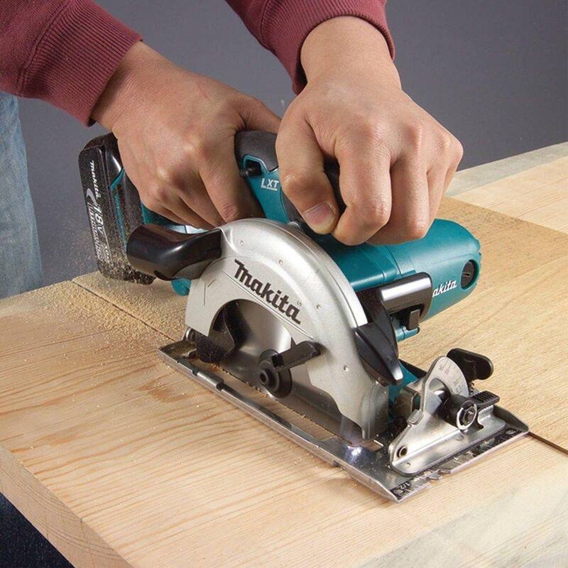 Sierra circular recortadora Makita 18V LXT de 5-3/8 pulgadas (Herramienta solamente) - XSS03Z