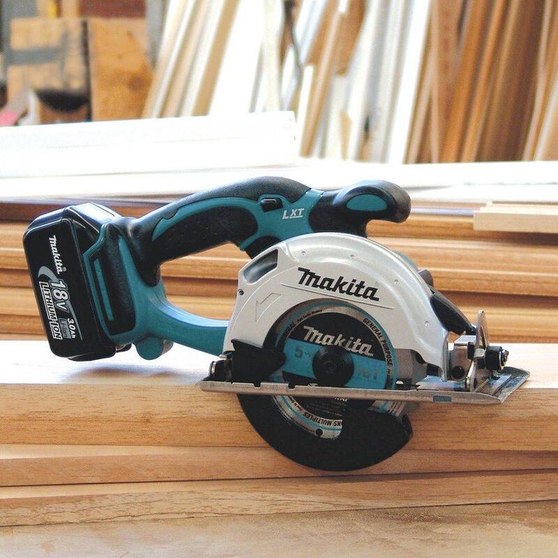 Sierra circular recortadora Makita 18V LXT de 5-3/8 pulgadas (Herramienta solamente) - XSS03Z