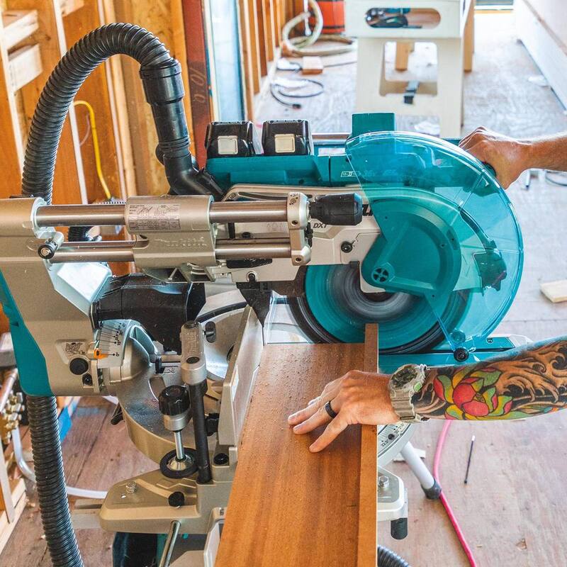 Si no se debe traducir la marca del producto, la traducción sería la siguiente:

Makita 18V X2 LXT Lithium-Ion (36V) 12 in. Brushless Cordless Dual-Bevel Sliding Compound Miter Saw Laser Kit (5.0 Ah) - XSL07PT

Si deseas saber más acerca de este producto, te recomendaría buscarlo en la página web oficial de Makita.