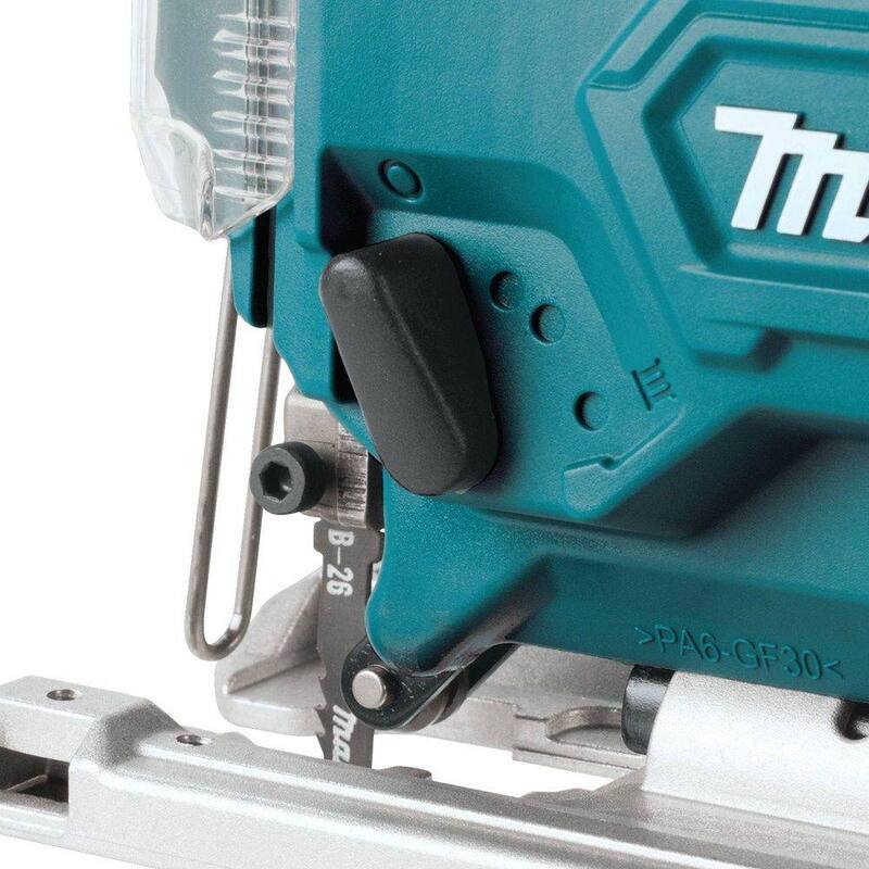 Si bien el titulo no indica una marca específica, parece tratarse de una sierra caladora inalambrica de ion de litio Makita 12V max CXT (herramienta solamente) - VJ04Z.