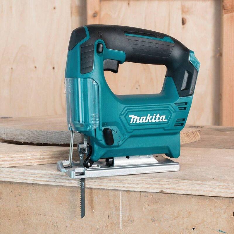 Si bien el titulo no indica una marca específica, parece tratarse de una sierra caladora inalambrica de ion de litio Makita 12V max CXT (herramienta solamente) - VJ04Z.