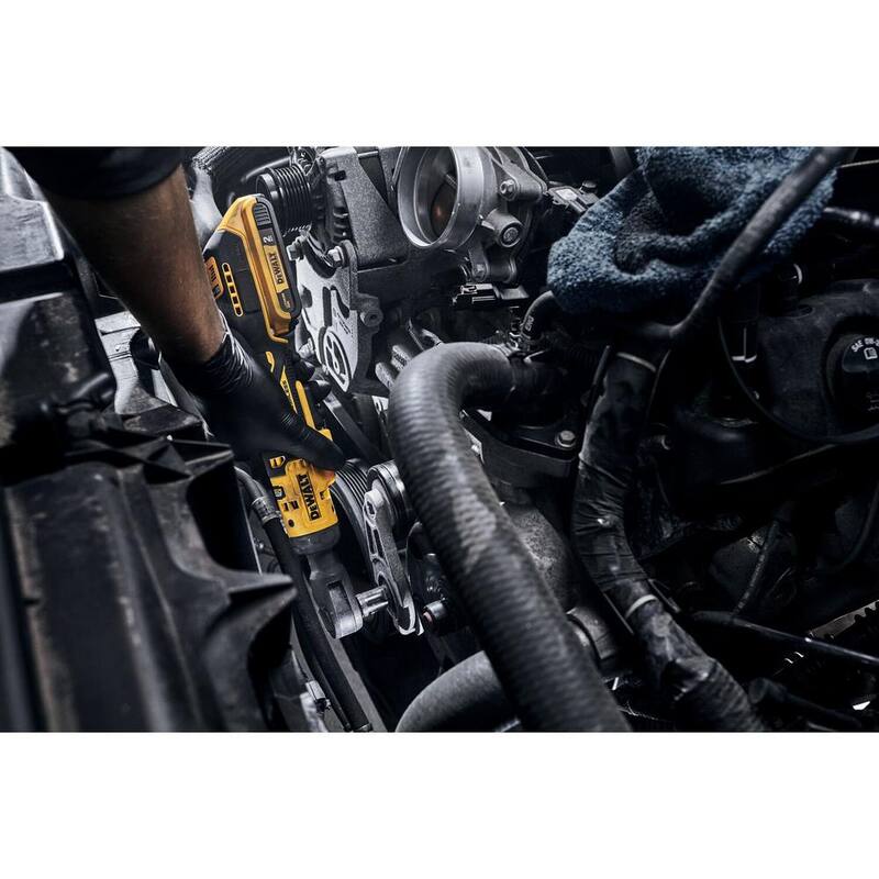 Si suprimimos la marca del producto, tenemos:

Sierra recíproca compacta inalámbrica sin escobillas DEWALT Atomic de 20 voltios MAX y trinquete de 3/8 pulgadas Atomic con batería de 1.7 Ah y cargador - DCF513BWCS369E1