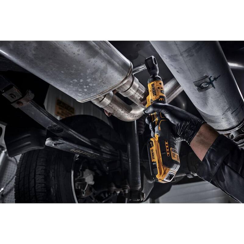Sierra circular inalámbrica DEWALT 20V MAX sin escobillas de 6-1/2 pulgadas y llave de trinquete inalámbrica ATOMIC 20V MAX de 3/8 pulgadas (solo herramientas) - DCS565BWDCF513B.