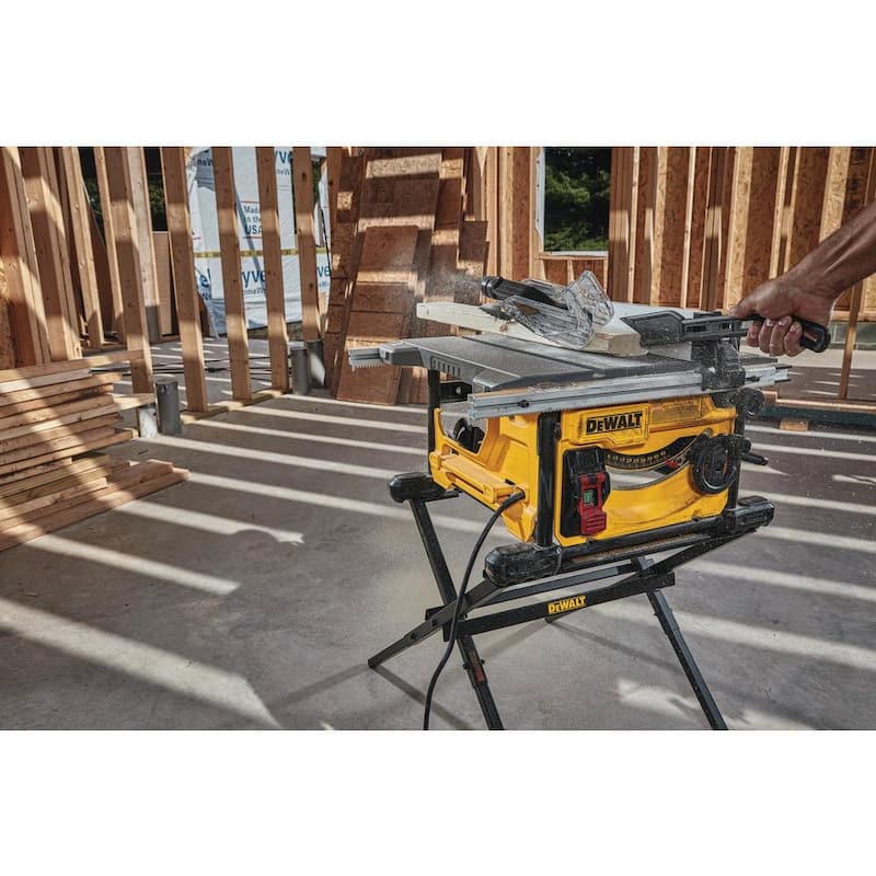 DEWALT 15 Amperios con cable 8-1/4 pulgadas Sierra de mesa portátil compacta para sitio de trabajo (soporte no incluido) - DWE7485