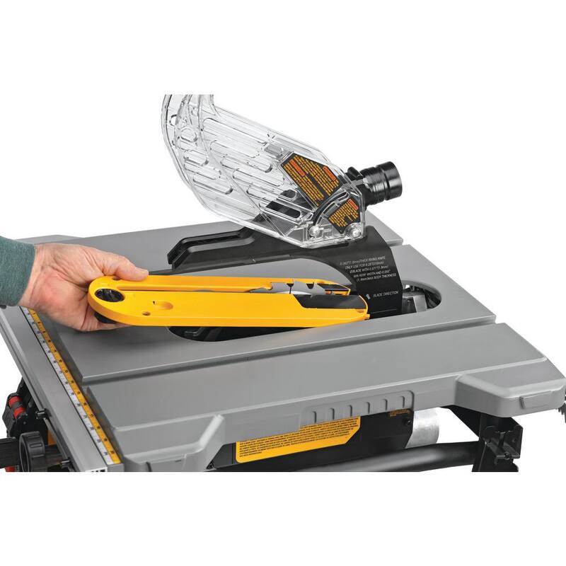 Siendo fiel a la petición de no traducir la marca del producto, el título traducido sería: "Sierra de mesa para sitio de trabajo compacta DEWALT de 15 amperios con soporte para sierra de mesa compacta - DWE7485WDW7451"