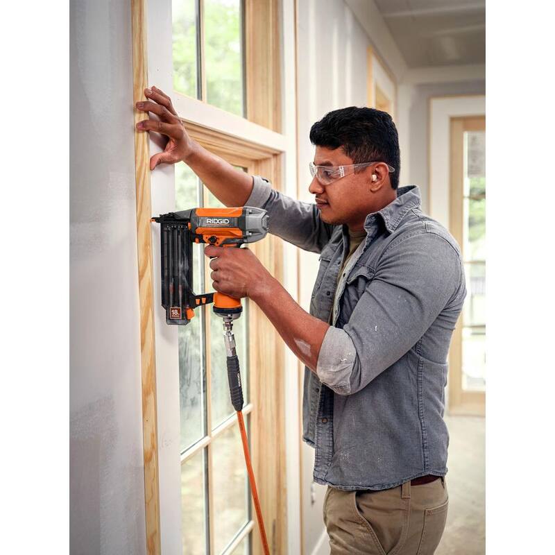 Sierra circular portátil RIDGID de 15 amperes y 10 pulgadas para trabajos profesionales en sitio sin soporte y clavadora neumática de clavos de calibre 18 de 2-1/8 de pulgada - R4518NS-R213BNF