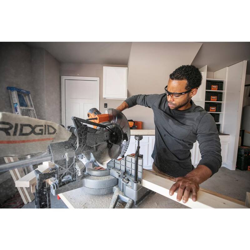Sierra ingletadora deslizante de doble bisel RIDGID de 15 amperios y 12 pulgadas con capacidad de inglete de 70 grados e indicador de línea de corte LED - R4222
