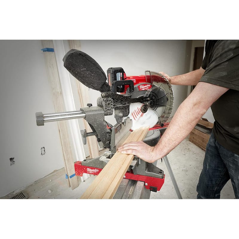 Sierra ingleteadora compuesta deslizante de doble bisel Milwaukee M18 FUEL 18V de 12 pulgadas con batería y soporte - 2739-21HD-48-08-0551