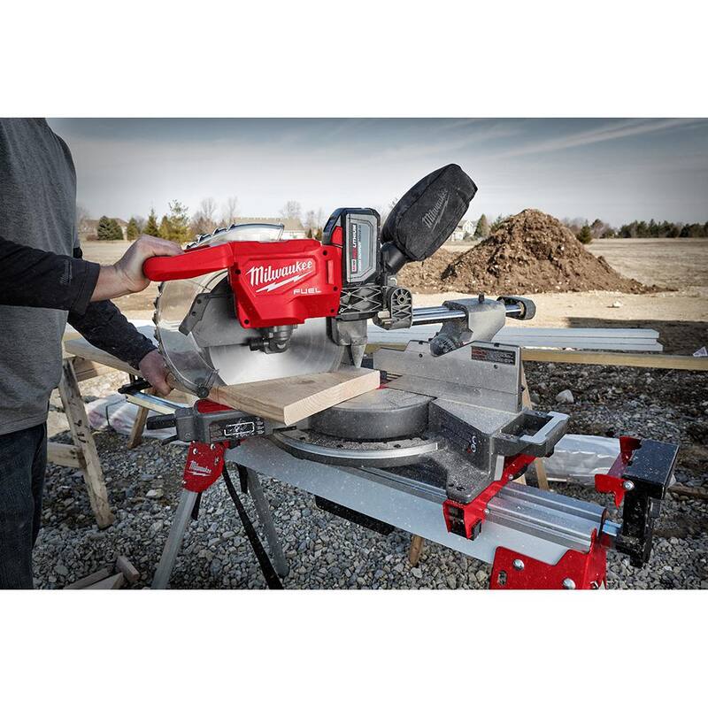 Sierra ingleteadora compuesta deslizante de doble bisel Milwaukee M18 FUEL 18V de 12 pulgadas con batería y soporte - 2739-21HD-48-08-0551