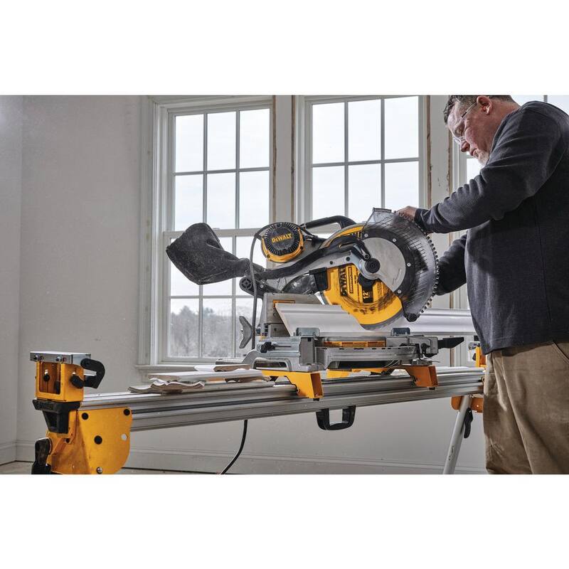 Si la marca del producto no se traduce, el título sería: DEWALT 15 Amp Alámbrico 12 pulgadas Sierra Inglete Compuesta de Doble Bisel con LED de Línea de Corte - DWS716XPS