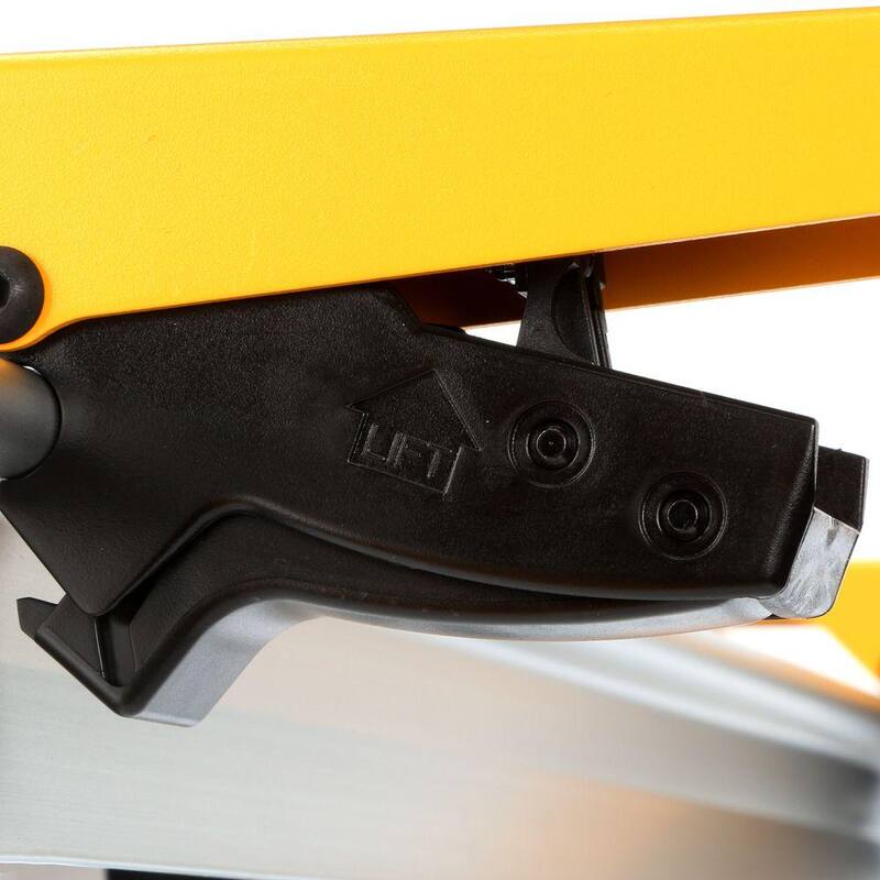 Sierra ingleteadora compuesta deslizante de doble bisel DEWALT de 15 amperes con cable de 12 pulgadas, llave de sierra, abrazadera de material y soporte de trabajo resistente - DWS779WDWX725B