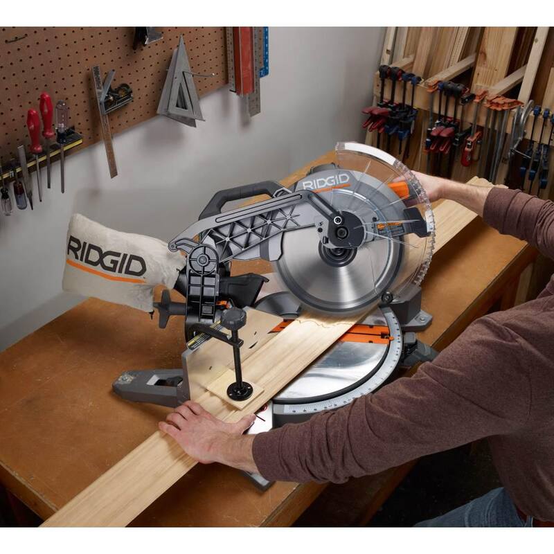Sierra ingletadora de bisel doble con cable de 15 amperios de RIDGID de 12 pulgadas con LED y clavadora neumática de 18 calibres de 2-1/8 pulgadas con bolsa de herramientas - R4123-R213BNF