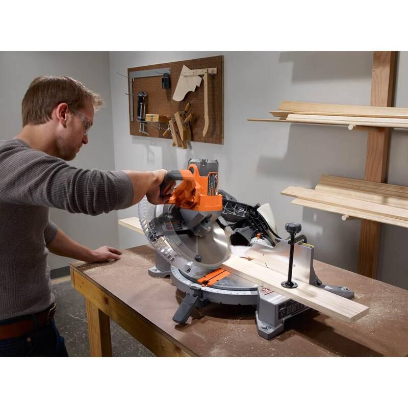Sierra ingletadora de bisel doble con cable de 15 amperios de RIDGID de 12 pulgadas con LED y clavadora neumática de 18 calibres de 2-1/8 pulgadas con bolsa de herramientas - R4123-R213BNF
