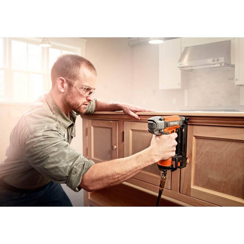Sierra ingletadora de bisel doble con cable de 15 amperios de RIDGID de 12 pulgadas con LED y clavadora neumática de 18 calibres de 2-1/8 pulgadas con bolsa de herramientas - R4123-R213BNF