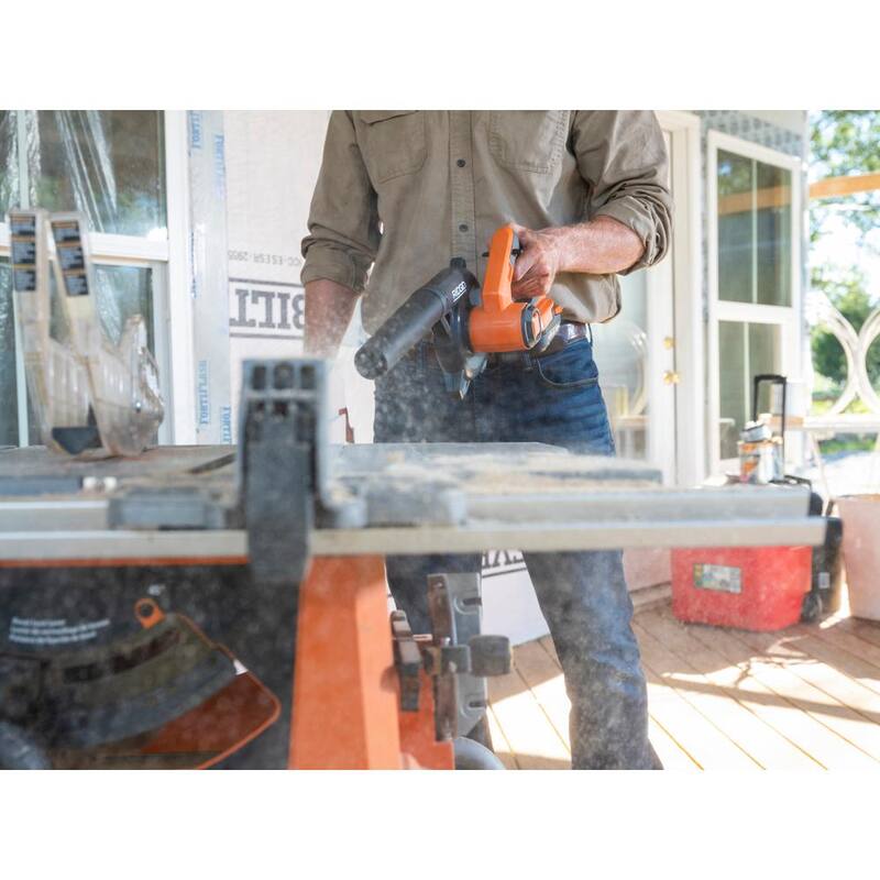 Sierra ingleteadora de bisel doble de 12 pulgadas con cable de 15 amperios RIDGID y soplador compacto inalámbrico de 18V para sitio de trabajo con boquilla inflador/desinflador - R4123-R86043B