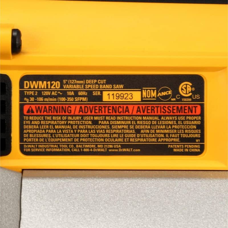 Si no se debe traducir la marca del producto, entonces el título sería:

DEWALT 10 Amp Deep Cut Band Saw Kit - DWM120K

Kit de sierra de banda de corte profundo de 10 amperes DEWALT - DWM120K