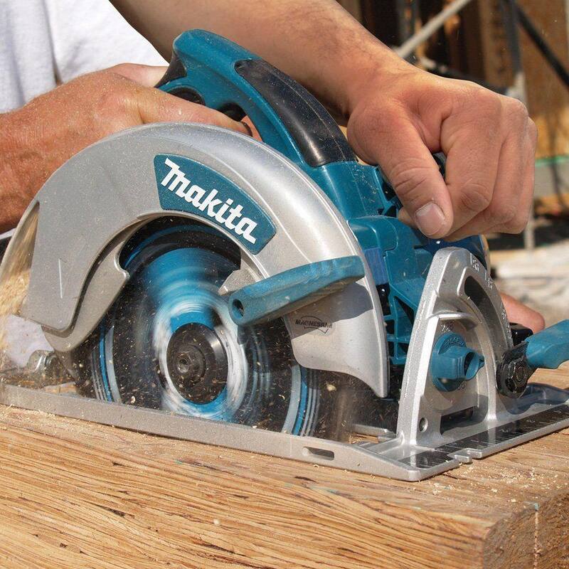 Sierra circular de magnesio ligera con cable de 15 amperios y 7-1/4 pulgadas de Makita con luz LED, soplador de polvo, hoja de carburo de 24 dientes y estuche rígido - 5007MG.