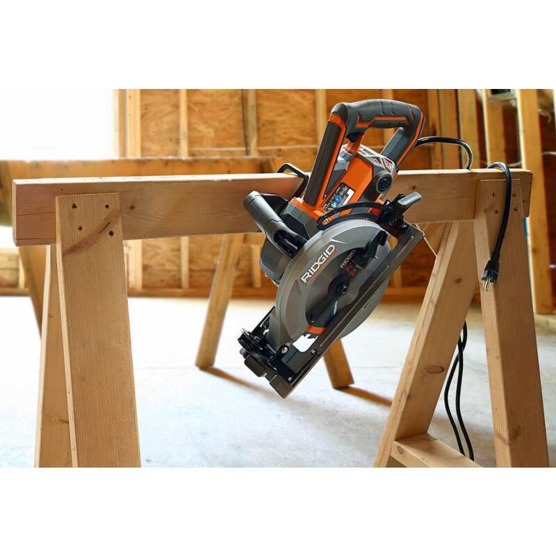 Sierra circular de tipo Worm Drive RIDGID THRUCOOL de 15 amperios y 7-1/4 pulgadas - R32104