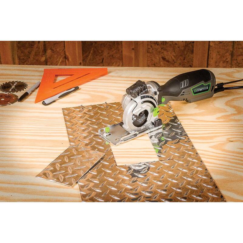 Kit de sierra circular compacta Genesis de 5.8 amperes con control de empuñadura en inmersión de 3-1/2 pulgadas, láser, manguera, 3 hojas, guía de corte y bolsa - GPCS535CK