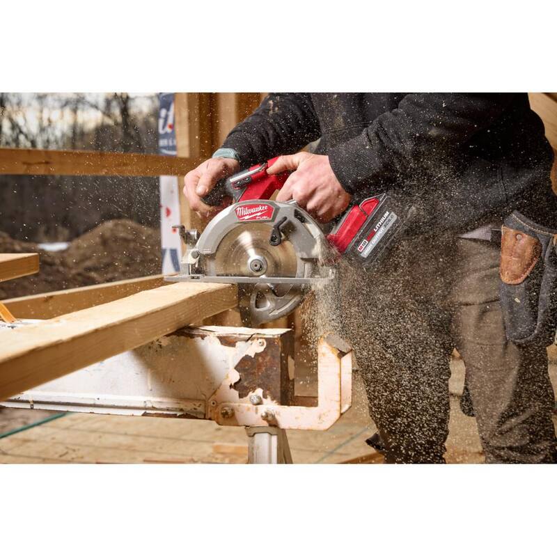 Si traducimos el texto sin la marca del producto, sería:

Sierra circular inalámbrica Milwaukee M18 FUEL de 18V de ion de litio sin escobillas de 6-1/2 in (herramienta solamente) con hoja de carburo de 24 dientes para estructuras - 2833-20-48-41-0710.