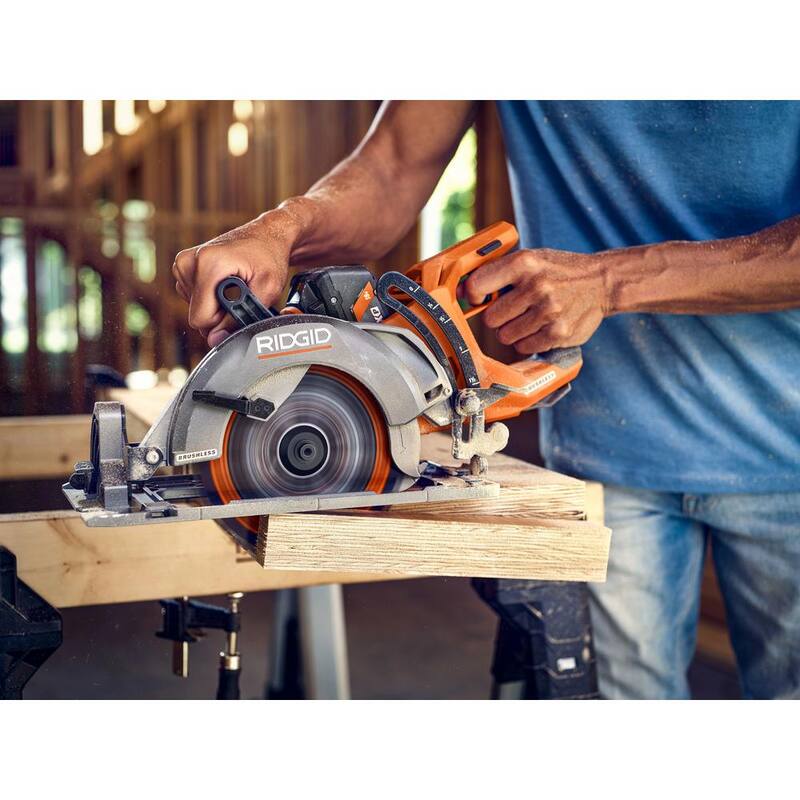 Paquete de sierra circular inalámbrica RIDGID 18V Brushless de 7-1/4 pulgadas con batería de salida máxima de 4.0 Ah y cargador - R8657B-AC9540