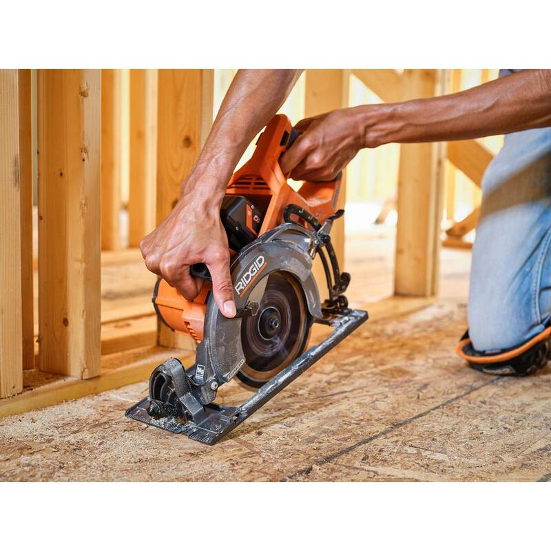 Paquete de sierra circular inalámbrica RIDGID 18V Brushless de 7-1/4 pulgadas con batería de salida máxima de 4.0 Ah y cargador - R8657B-AC9540